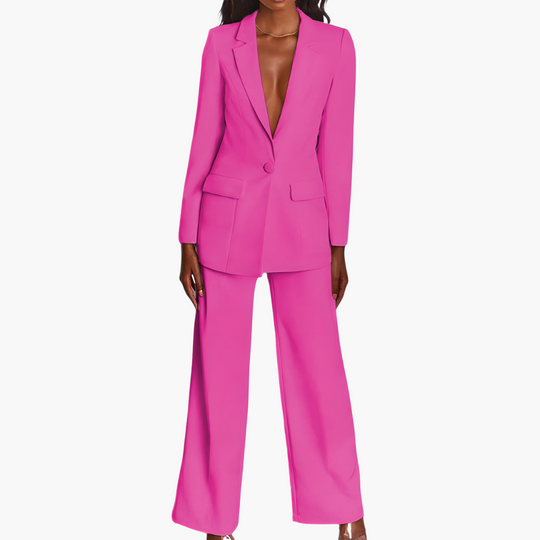 Women’s blazer and trousers set with long sleeves and pockets