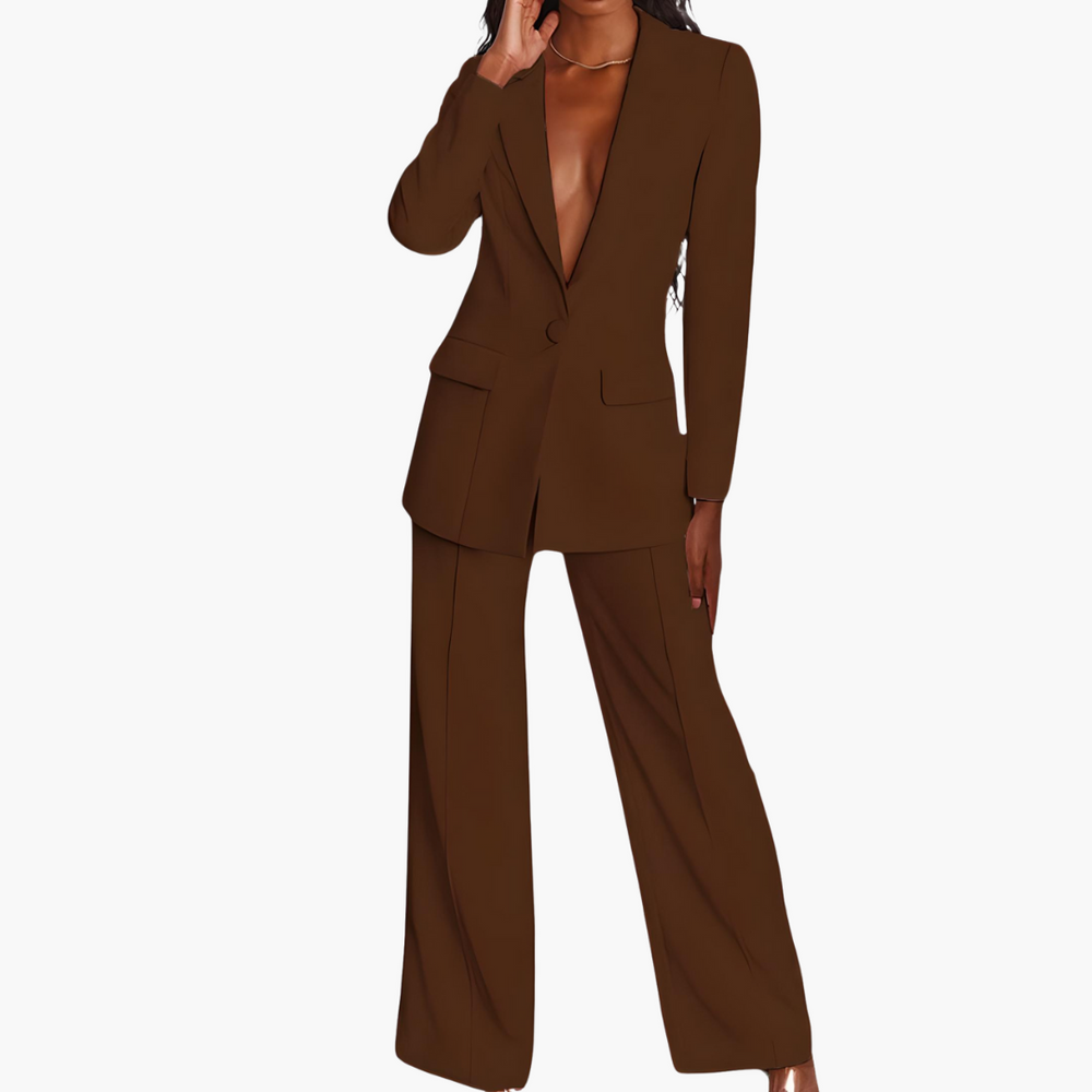 Women’s blazer and trousers set with long sleeves and pockets