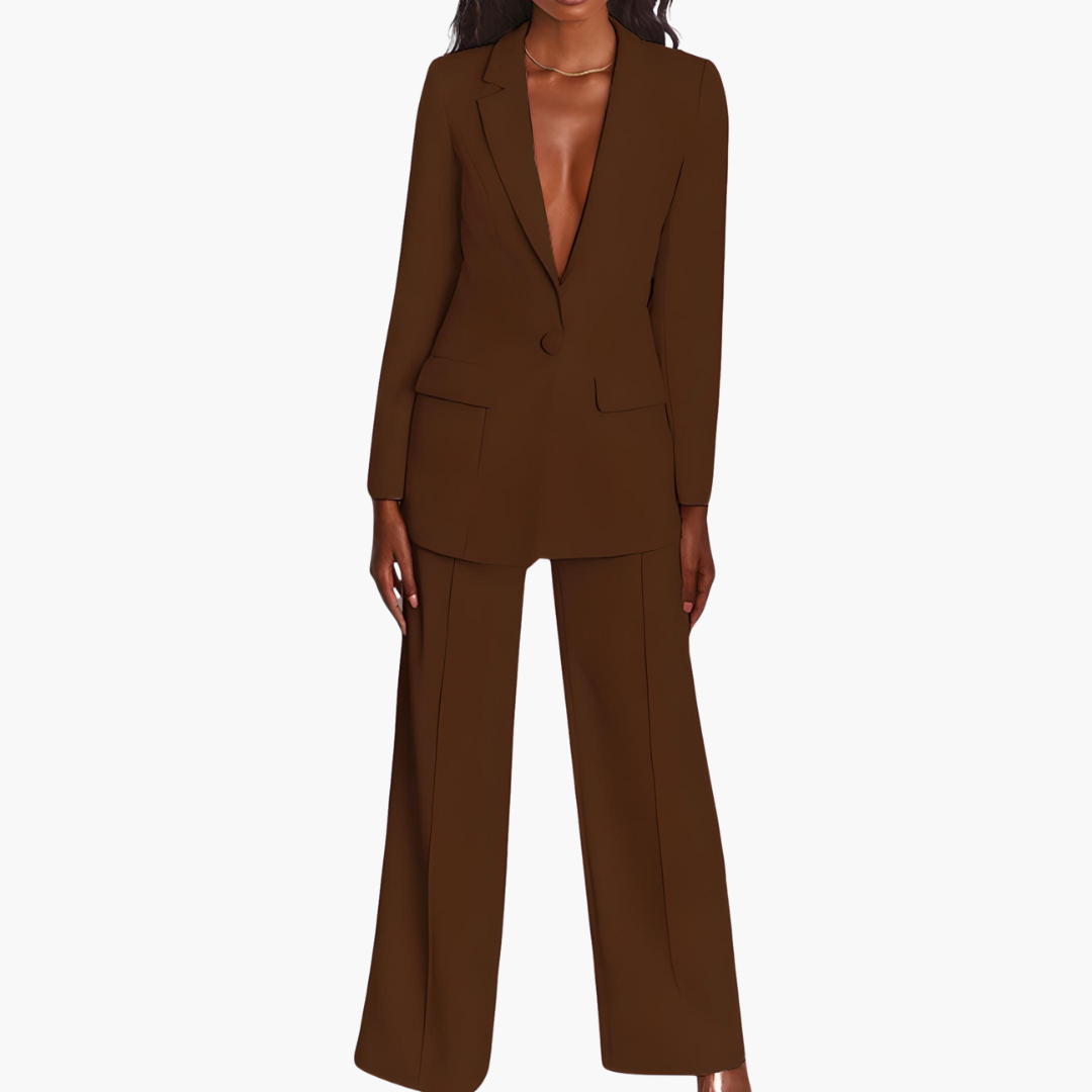 Women’s blazer and trousers set with long sleeves and pockets