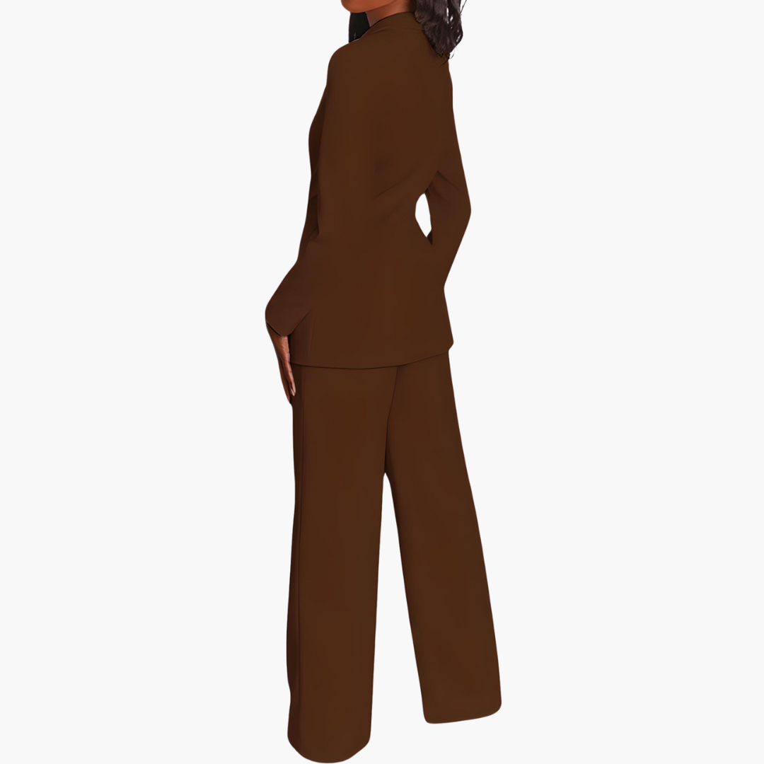 Women’s blazer and trousers set with long sleeves and pockets