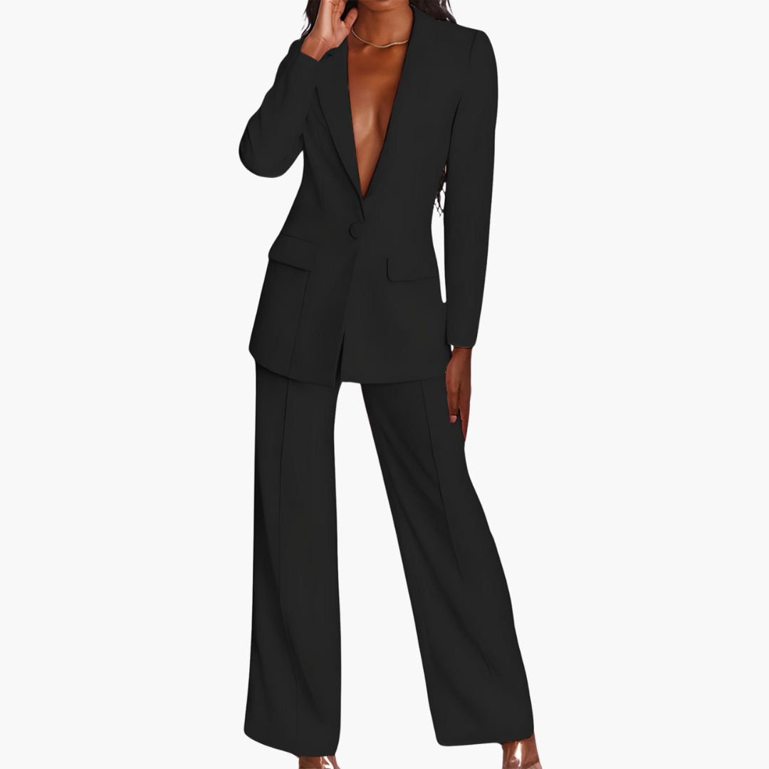 Women’s blazer and trousers set with long sleeves and pockets