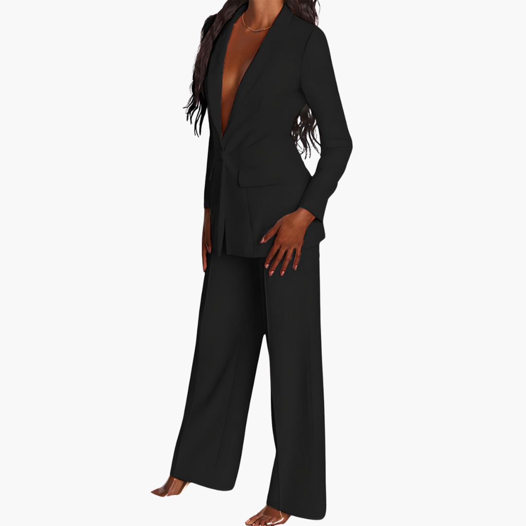 Women’s blazer and trousers set with long sleeves and pockets