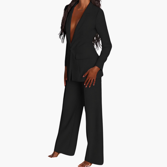 Women’s blazer and trousers set with long sleeves and pockets