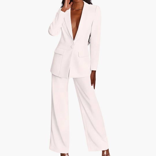 Women’s blazer and trousers set with long sleeves and pockets