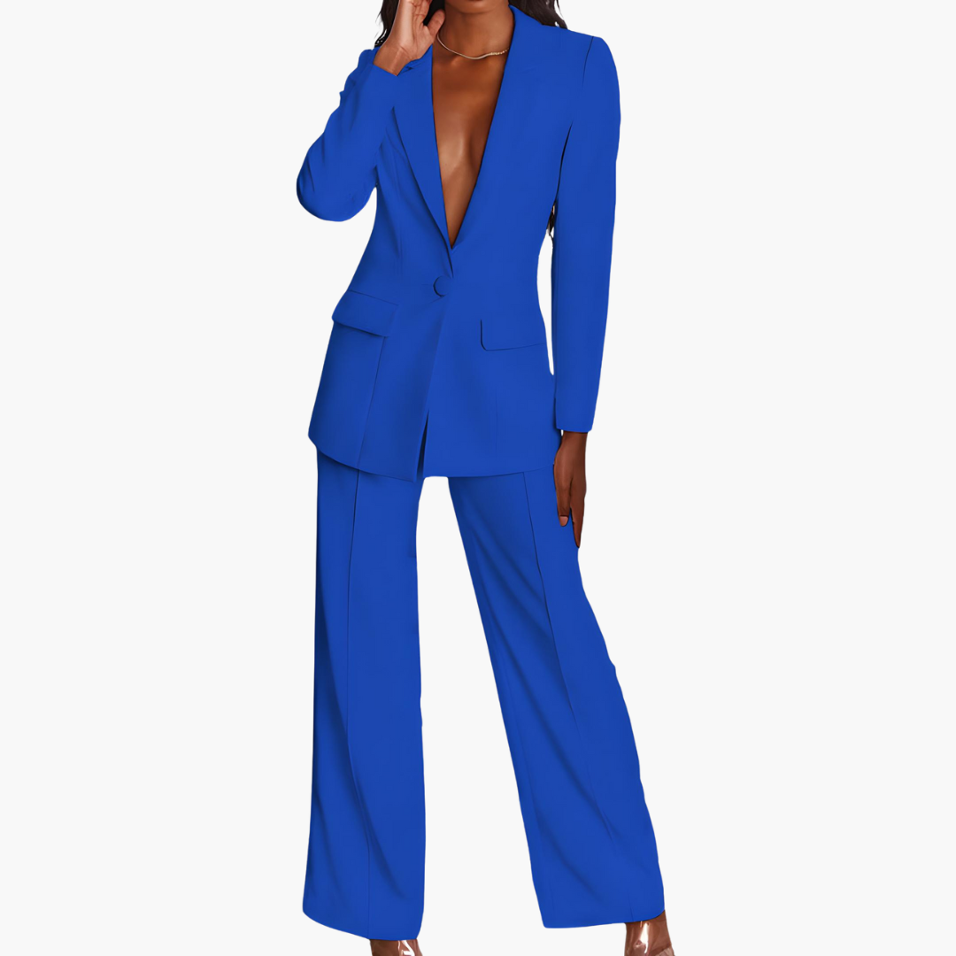 Women’s blazer and trousers set with long sleeves and pockets