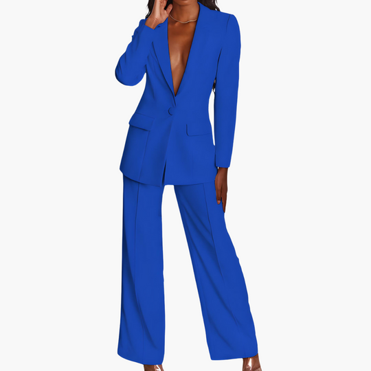 Women’s blazer and trousers set with long sleeves and pockets